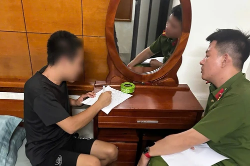 Nữ nhân viên quán karaoke 14 tuổi phục vụ khách mua dâm