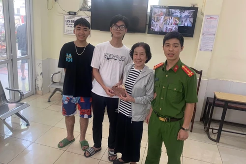 Hai nam sinh viên đại học trả lại tài sản cho người đánh rơi