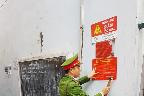 Những chiếc biển báo phòng ngừa tội phạm lừa đảo qua 'mạng' ở khu dân cư