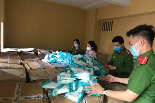 Phát hiện người phụ nữ Trung Quốc thu mua hơn 7 vạn khẩu trang không rõ nguồn gốc