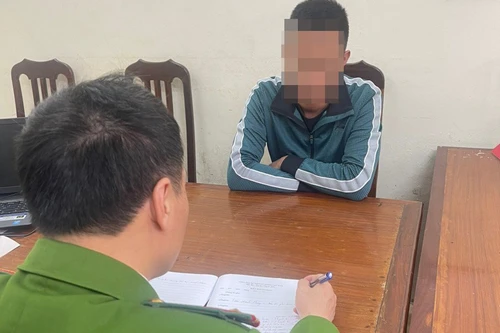 Cơ quan điều tra triệu tập tài xế ô tô 'tung cước' đạp ngã người đi xe máy ở quận Hà Đông