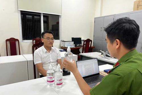 Bắt Phó Chủ tịch UBND thị trấn Chúc Sơn vì sản xuất cồn giả