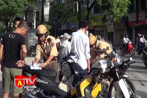 Xử lý nghiêm cán bộ, công chức tham gia giao thông không đội mũ bảo hiểm