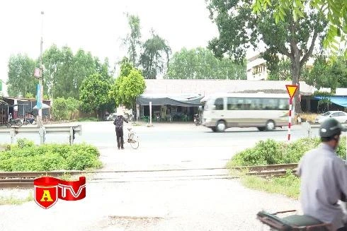 Cần nhiều biện pháp xóa bỏ lối đi tự mở qua đường sắt