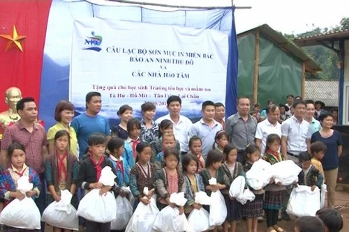 Báo ANTĐ tham gia hoạt động từ thiện ở Lai Châu 