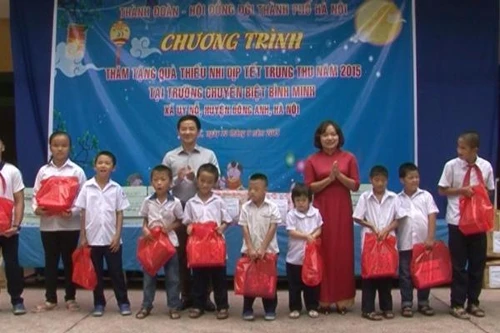 Thăm tặng quà Trung thu trẻ em có hoàn cảnh khó khăn trên địa bàn thành phố