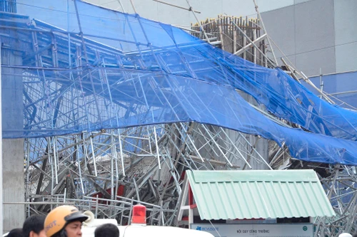 Sập giàn giáo công trình 17 tầng ở TP.HCM: Nhiều nạn nhân mắc kẹt, 1 người tử vong