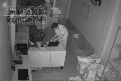 Hà Nội: Tên trộm "lần sờ" lấy 2 máy tính xách tay trong cửa hàng