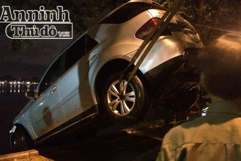 Xe sang Mercedes ML350 mất lái bay ra giữa hồ Trúc Bạch 