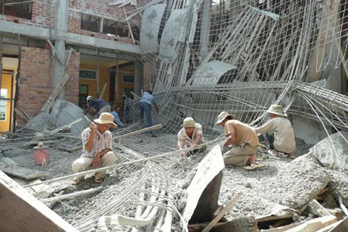 Đang đổ bê tông bất ngờ bị sập sàn, 1 người bị chôn vùi