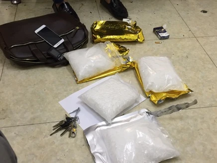 Từ dấu hiệu nghi vấn trong chiếc cặp giả da