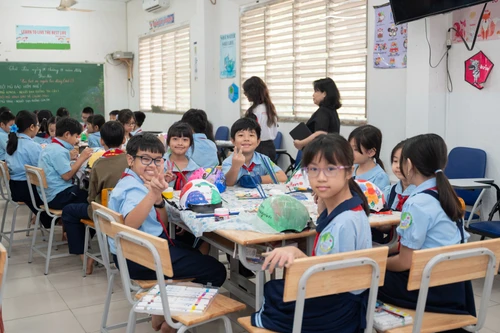 Honda Việt Nam tiếp tục chương trình tặng mũ bảo hiểm cho học sinh lớp 1