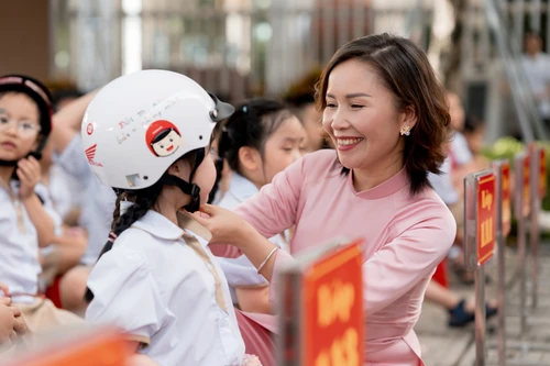 Phát động chương trình tặng mũ bảo hiểm cho học sinh lớp 1 năm học 2025 - 2026