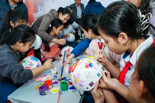 Honda Việt Nam tặng mũ bảo hiểm cho học sinh lớp 1 khu vực miền Trung 