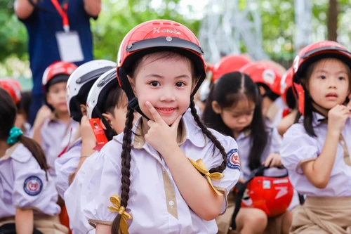 Tổng kết trao tặng mũ bảo hiểm cho học sinh lớp 1 năm học 2024 - 2025