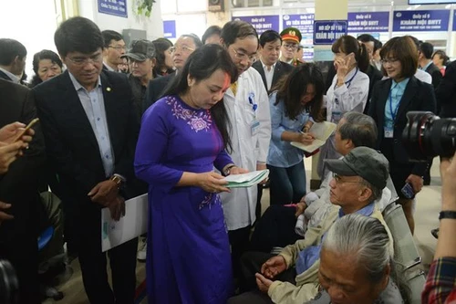 Bị chê phục vụ chưa tốt, bệnh viện thuê người giám sát thái độ nhân viên y tế