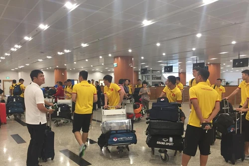 ĐT Việt Nam đặt chân tới Myanmar, phấn chấn trước hành trình AFF Cup 2016