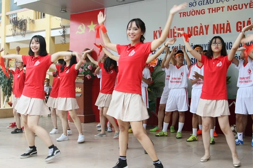 CĐV cuồng nhiệt "tiếp lửa" cho đội bóng THPT Nguyễn Thị Minh Khai