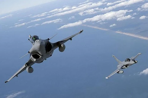 Pháp triển khai thêm 3 máy bay và 1 tàu chiến UAE chống IS