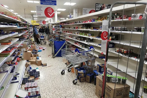 [Ảnh] Ngày cuối tuần đầy hoảng loạn vì Covid-19 ở nước Anh