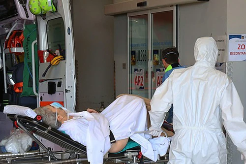 Italia: Bệnh viện "vỡ trận" vì Covid-19, người dân cố thực hiện nguyên tắc cách 1m