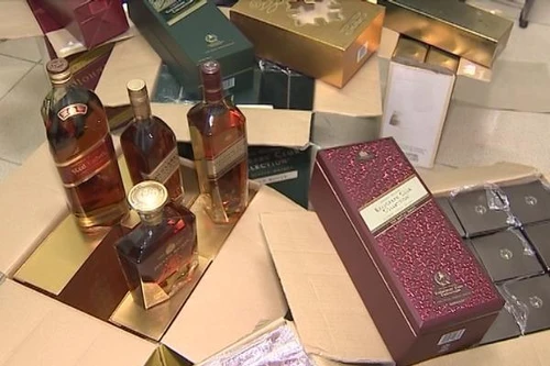 Phát hiện lượng lớn rượu ngoại nhập lậu, tập kết trên...vỉa hè