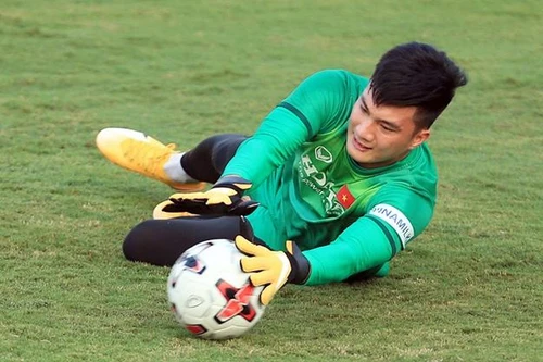 ĐT Việt Nam gặp sự cố gì mà HLV Park phải gọi lại thủ môn Văn Hoàng?