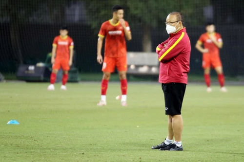 Trở lại UAE, thầy Park lặng lẽ quan sát đội U23 trên sân tập