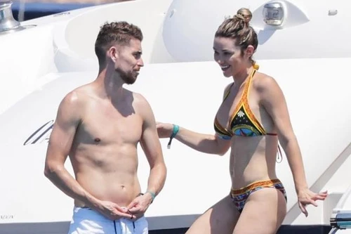 [ẢNH] Bạn gái Jorginho khoe thân hình bốc lửa trên du thuyền