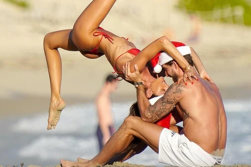 Thủ môn tuyển Đức nóng bỏng cùng vợ siêu mẫu trên bãi biển