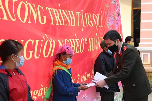 Mang Tết vui đến với đồng bào nghèo ở Lai Châu