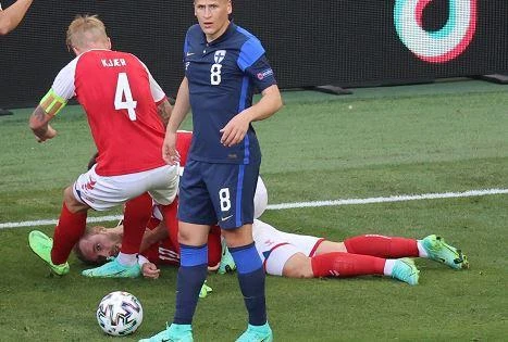 Khoảnh khắc ngã gục của Eriksen khiến người Đan Mạch hoảng hốt