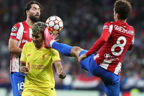 Đạp thẳng mặt đối thủ, Griezmann nhận cái kết đắng