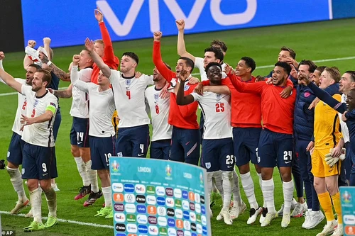 [ẢNH] May mắn vào chung kết, tuyển Anh ăn mừng như vô địch