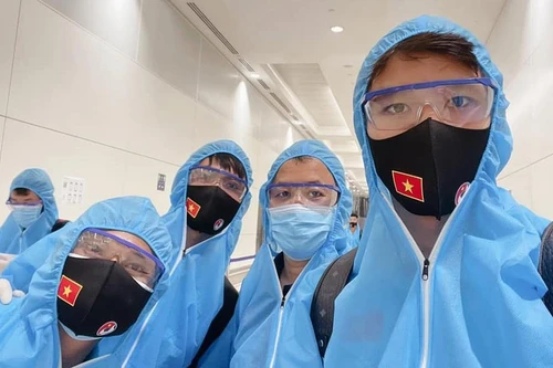 ĐT Việt Nam mặc bảo hộ kín mít khi tới UAE