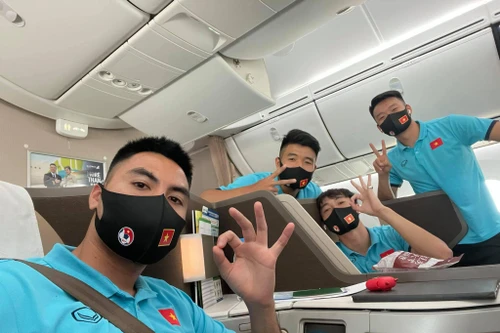 [ẢNH] ĐT Việt Nam phấn chấn lên chuyên cơ sang UAE