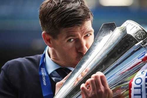 CLB của Steven Gerrard vô địch mà không thua trận nào trong cả mùa