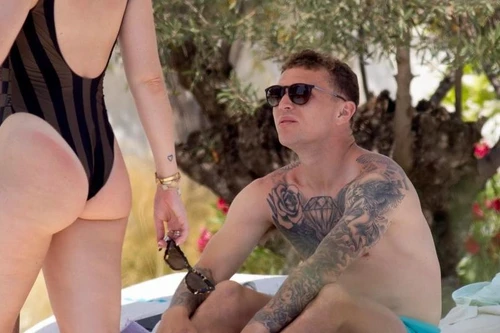 [ẢNH] Sao tuyển Anh hưởng thụ cùng vợ xinh, phớt lờ tin đồn sang M.U