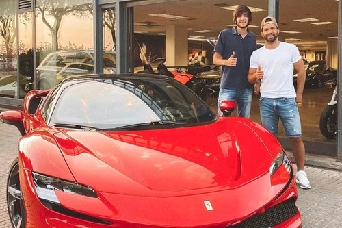 Vừa sang Barca, Kun Aguero tậu ngay siêu xe nửa triệu USD