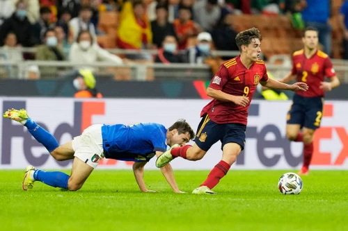 'Thần đồng' 17 tuổi vừa đi vào lịch sử bóng đá Tây Ban Nha là ai?