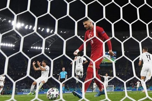 Đá phản lưới nhà, hậu vệ Thổ Nhĩ Kỳ tạo 'vết đen' lịch sử