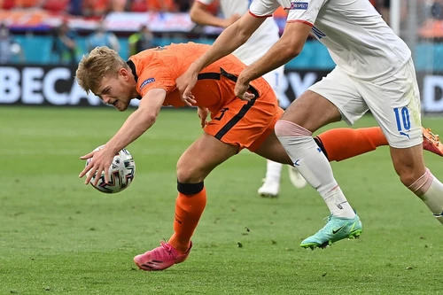 Dùng tay chơi bóng như thủ môn, De Ligt báo hại ĐT Hà Lan