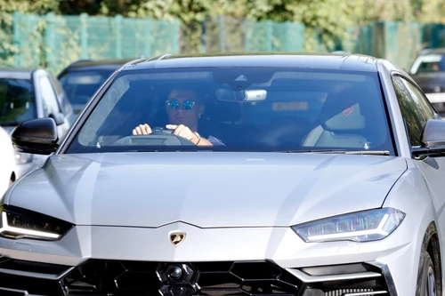 Ronaldo gây sốt khi lượn phố Manchester với siêu xe