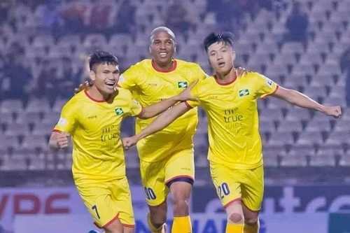 Nhiều cầu thủ SLNA là F2, V-League hoãn vòng 13