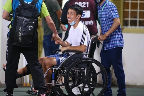 Đỗ Hùng Dũng ngồi xe lăn ra sân Hàng Đẫy cổ vũ đồng đội
