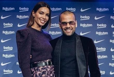 Dani Alves dẫn theo cô vợ siêu mẫu trong buổi ra mắt Barca