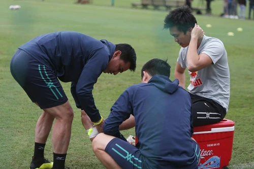 Lo lắng tột độ, HLV Kiatisak đích thân bó chân cho Tuấn Anh 