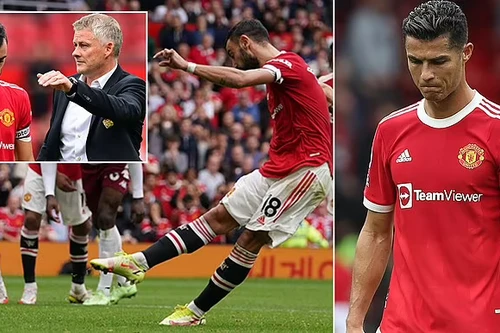 Ronaldo phản ứng khó ngờ khi Bruno Fernandes đá hỏng 11m