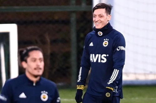 Vì sao Ozil chọn số áo kỳ lạ ở Fenerbahce?