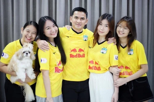 HLV Kiatisak làm điều đặc biệt khi trở lại HAGL